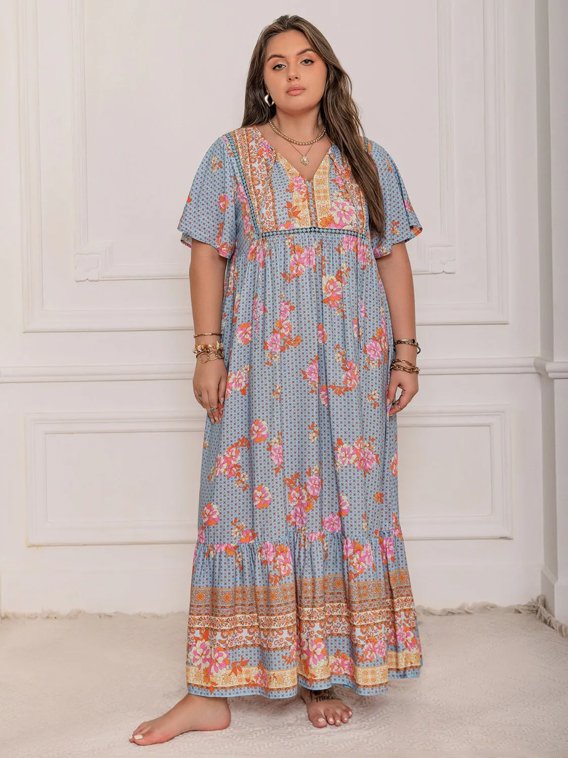 Robe longue à manches papillons et col noué imprimée pour grande taille