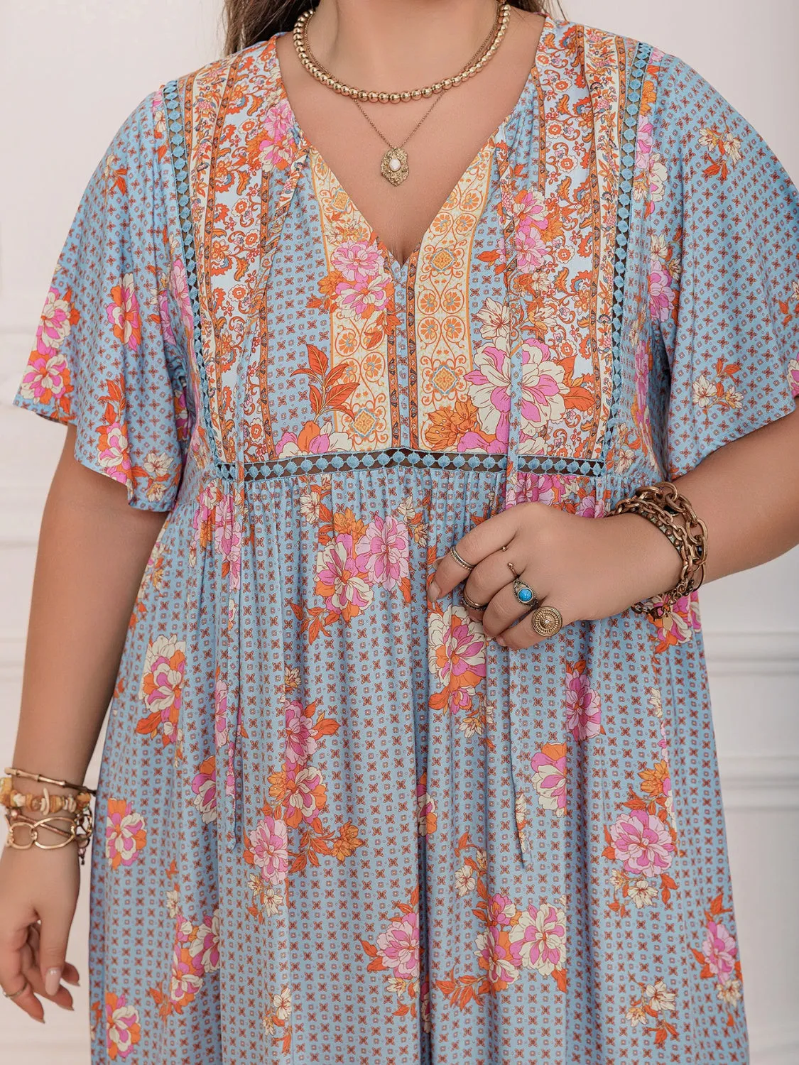 Robe longue à manches papillons et col noué imprimée pour grande taille