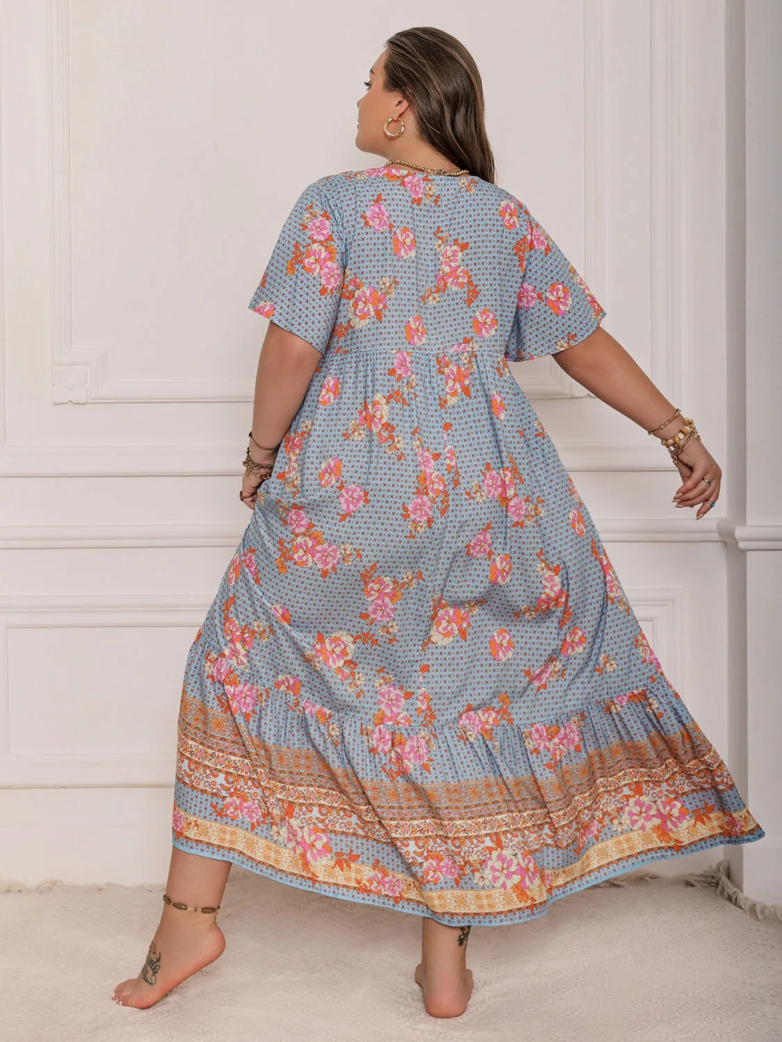 Robe longue à manches papillons et col noué imprimée pour grande taille