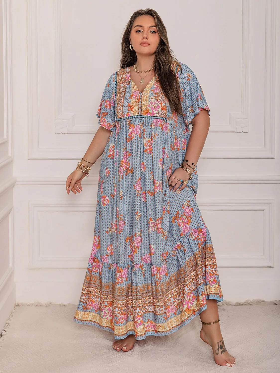Robe longue à manches papillons et col noué imprimée pour grande taille