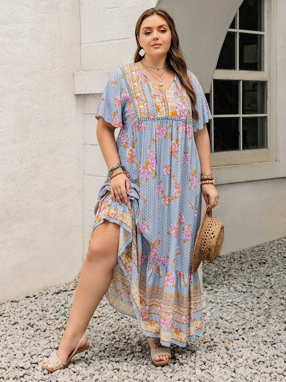 Robe longue à manches papillons et col noué imprimée pour grande taille