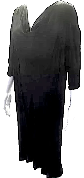 Prada Italie. Robe plissée noire à encolure en V avec manches 3/4 et longueur mi-mollet