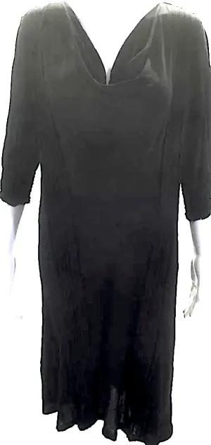 Prada Italie. Robe plissée noire à encolure en V avec manches 3/4 et longueur mi-mollet