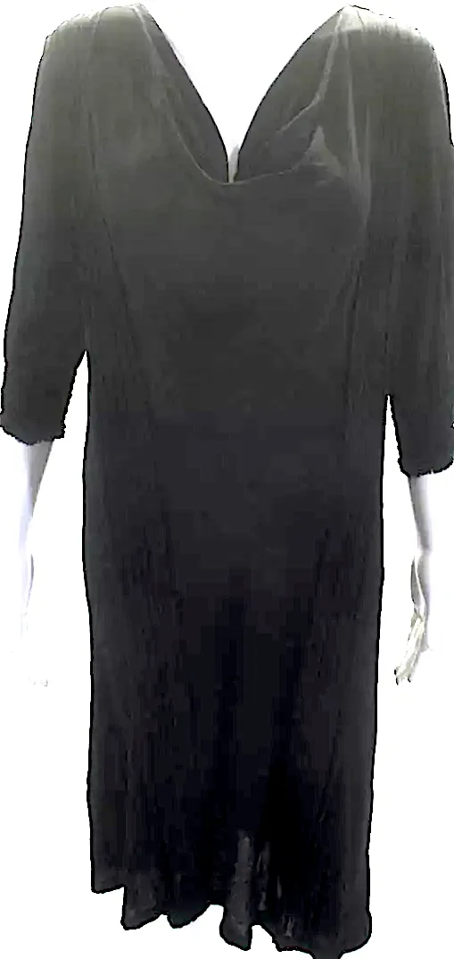 Prada Italie. Robe plissée noire à encolure en V avec manches 3/4 et longueur mi-mollet