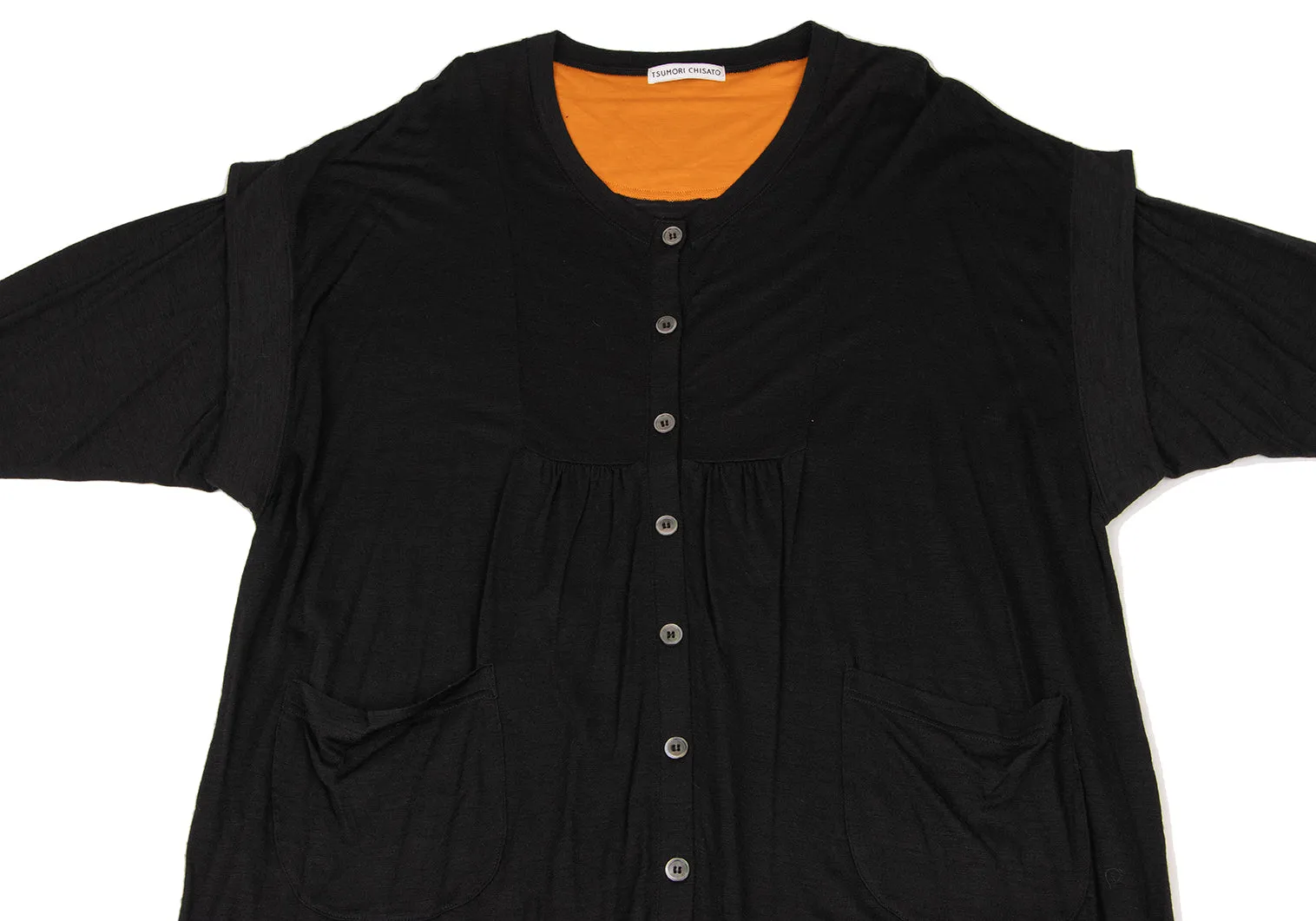 TSUMORI CHISATO JAPAN. NEUF. AVEC ÉTIQUETTES. Robe en laine et rayonne noire à boutons