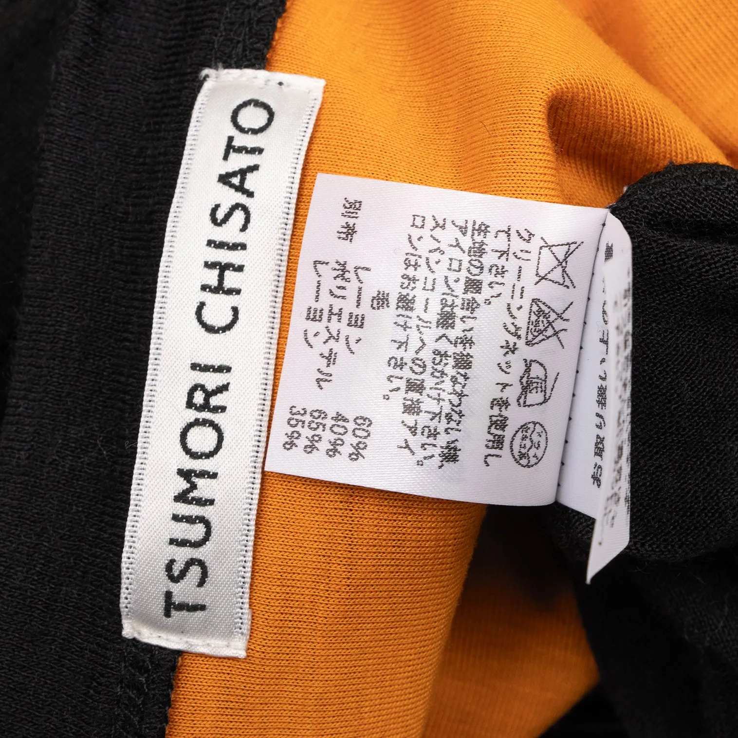 TSUMORI CHISATO JAPAN. NEUF. AVEC ÉTIQUETTES. Robe en laine et rayonne noire à boutons