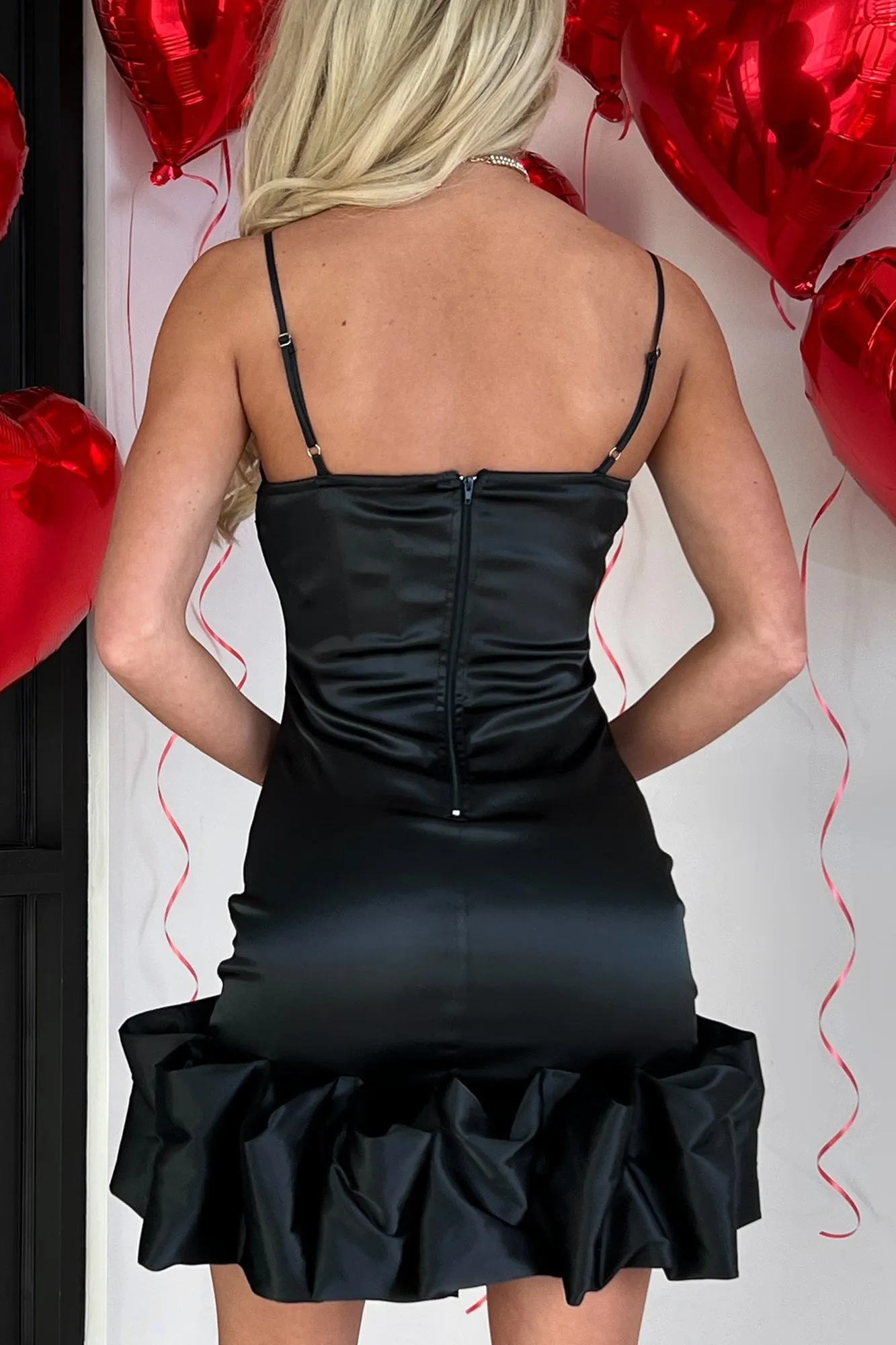 Robe VIP à ourlet froncé en satin (Noir)