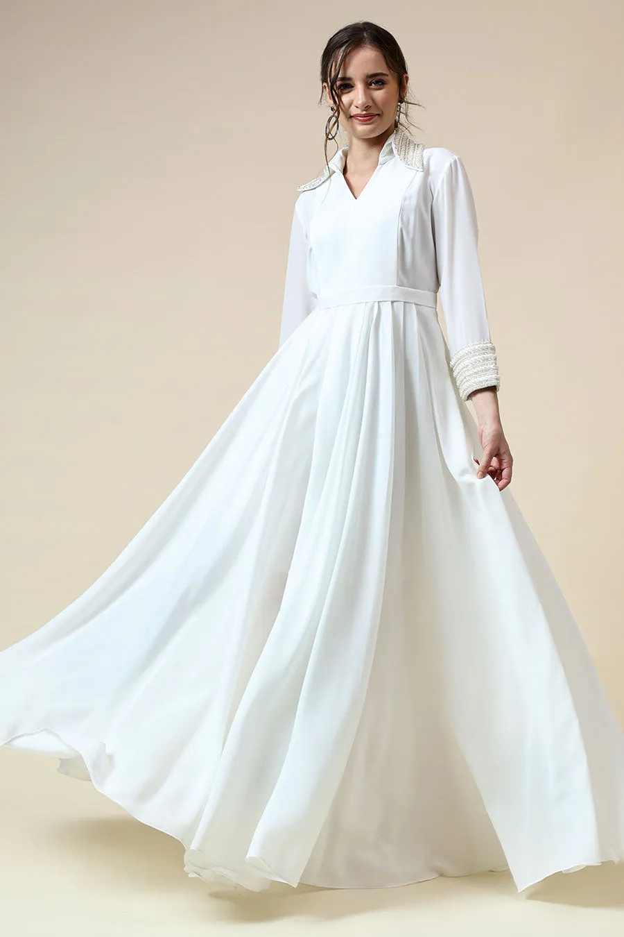 Robe de soirée ornée de perles blanches