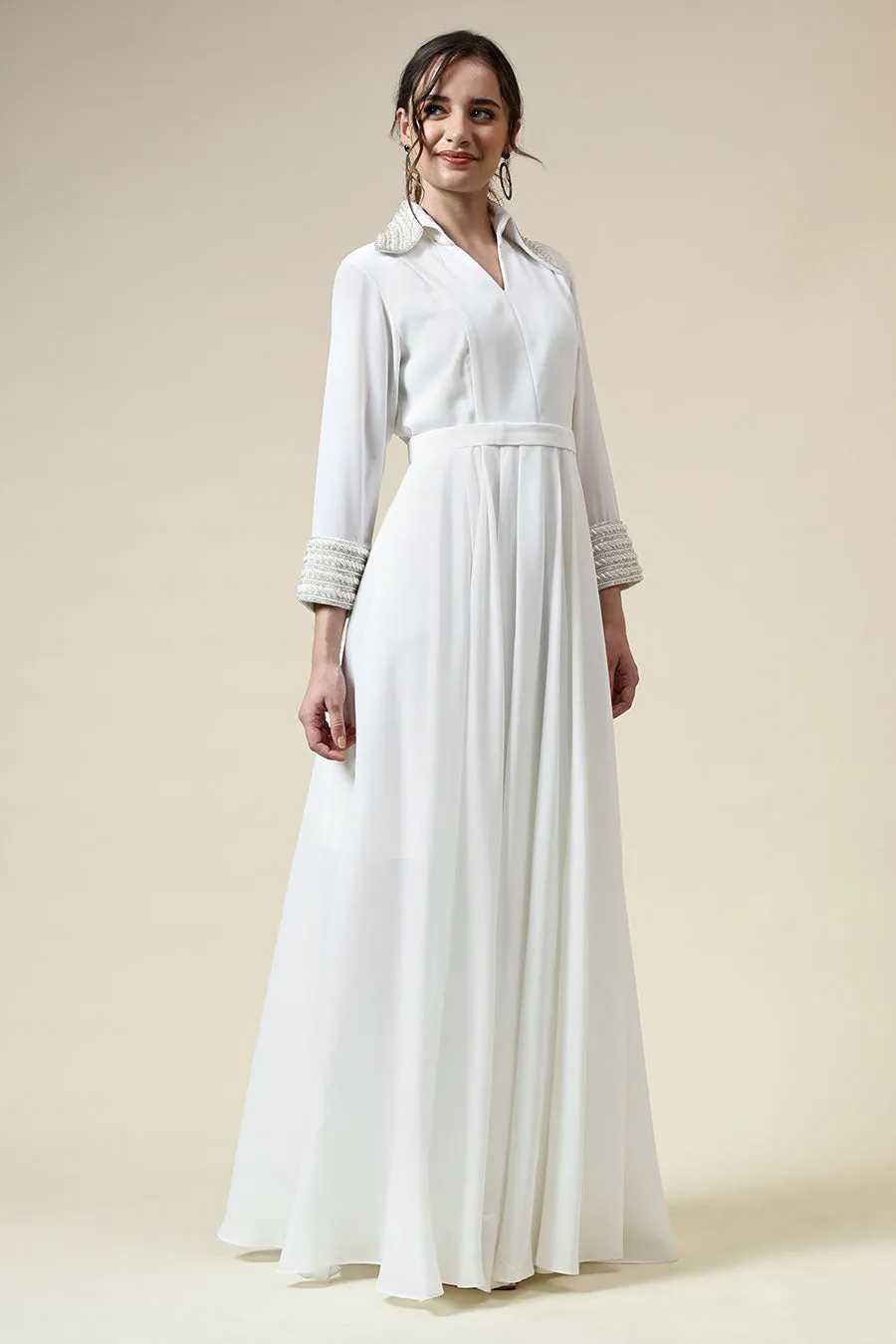 Robe de soirée ornée de perles blanches