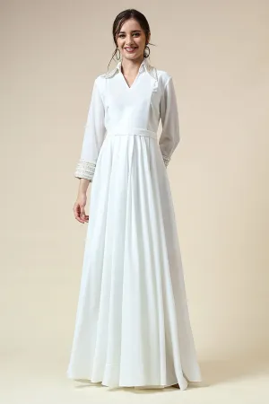 Robe de soirée ornée de perles blanches