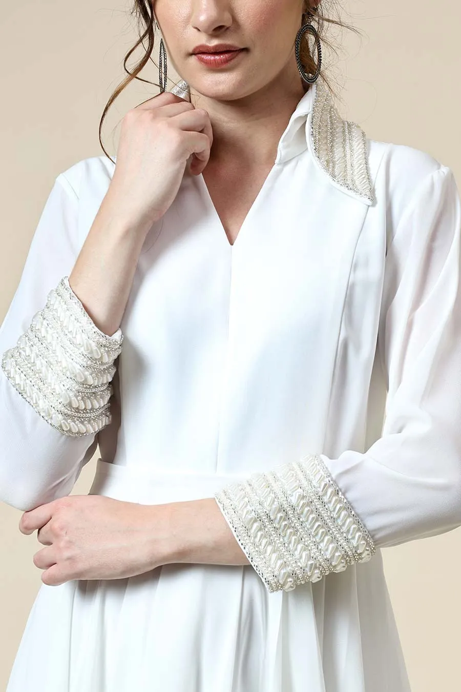 Robe de soirée ornée de perles blanches