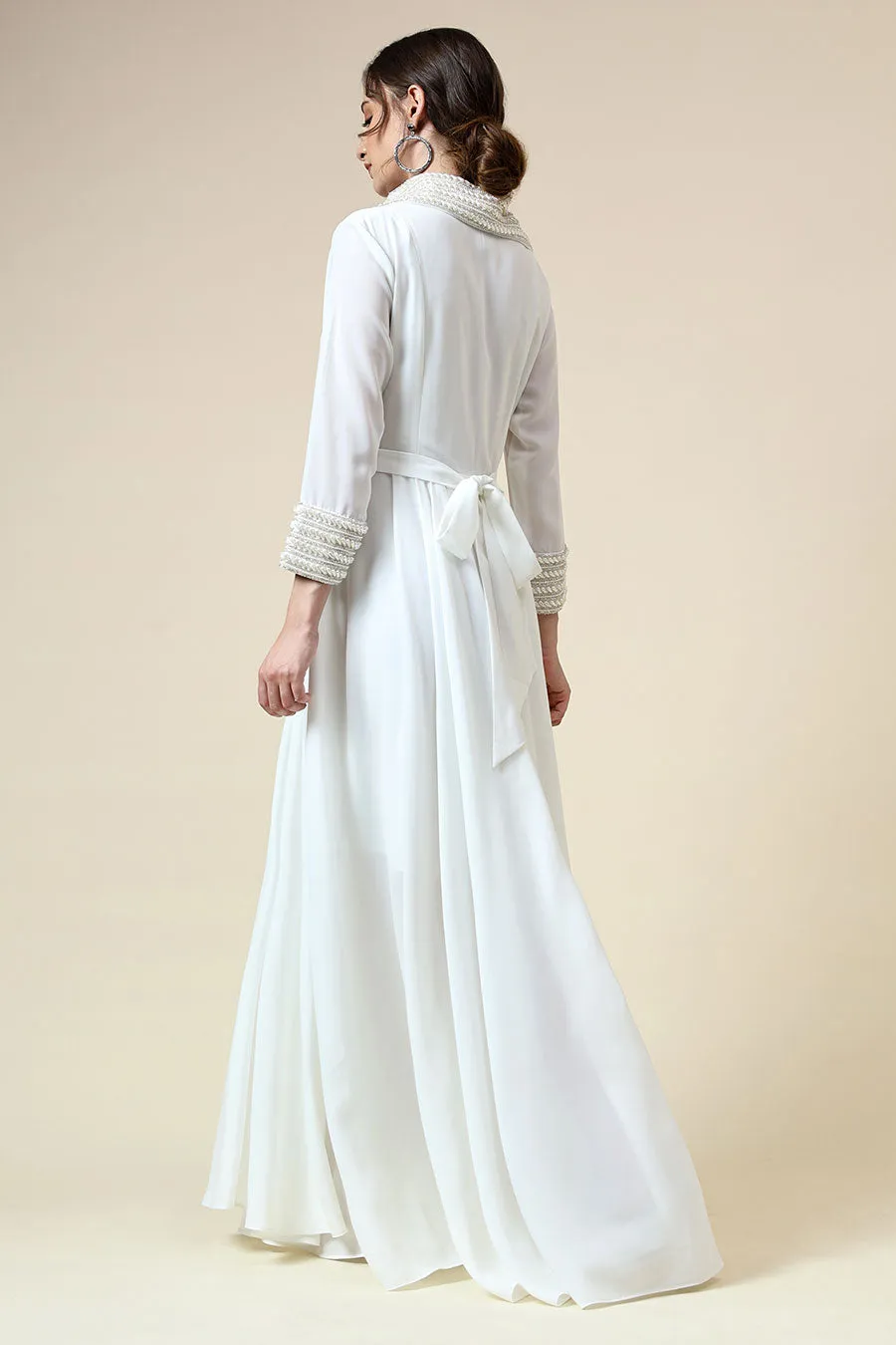 Robe de soirée ornée de perles blanches