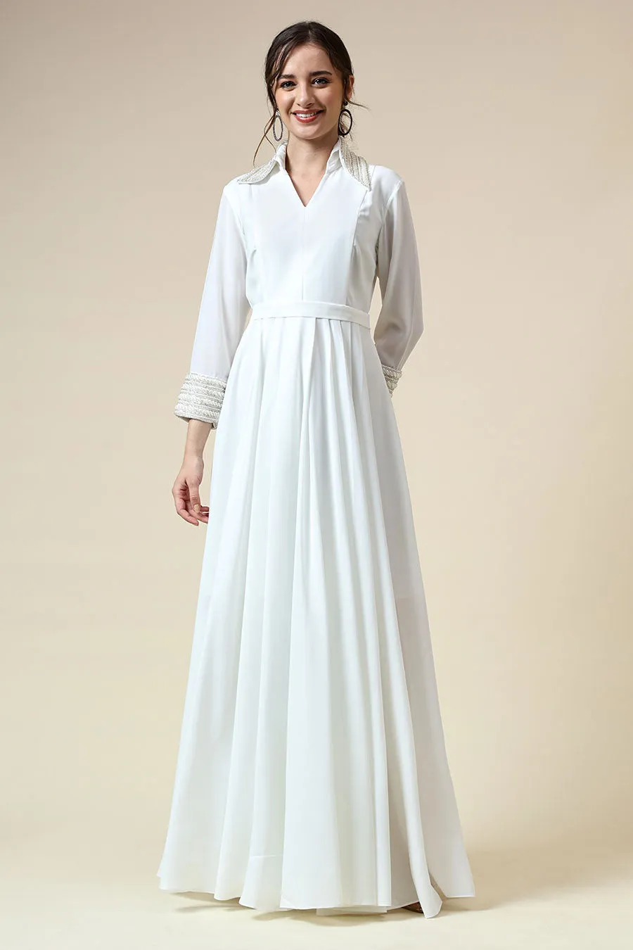 Robe de soirée ornée de perles blanches