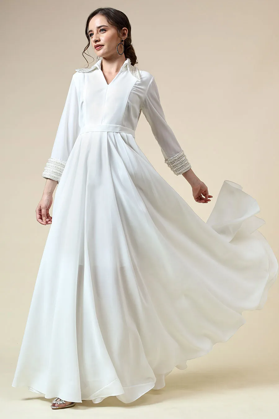 Robe de soirée ornée de perles blanches